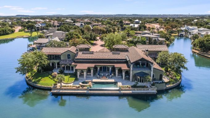  This $13 Million Texas Lakehouse Comes With a Covered Dock for Both Your Yachts 