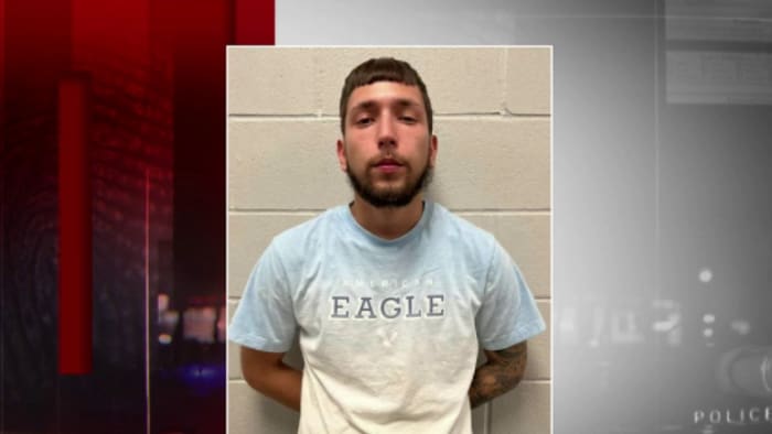  Man accused of selling switches for semiautomatic weapons arrested in Poteet, BCSO says 
