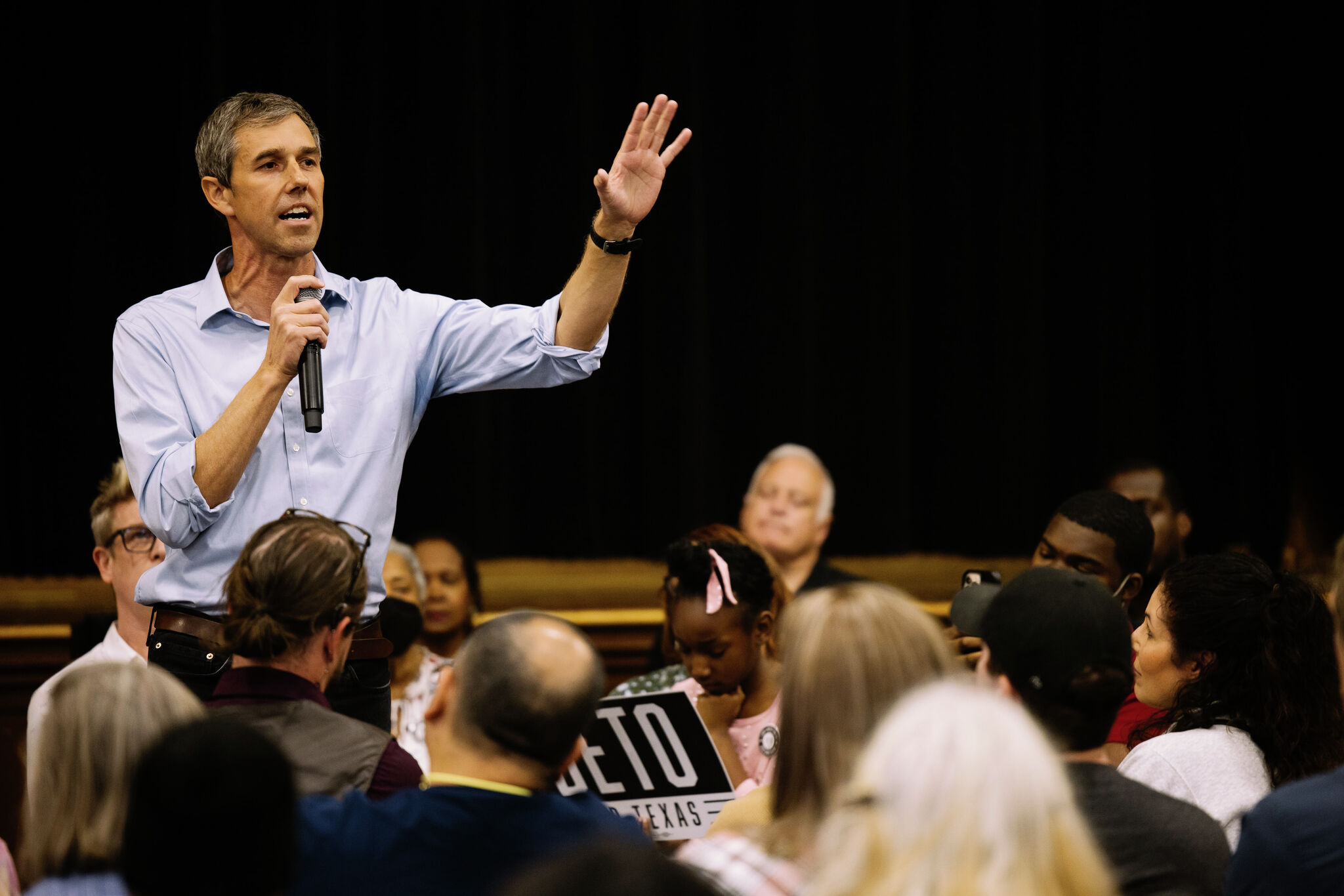  Texas 'preacher' with assault rifle confronts Beto O’Rourke 