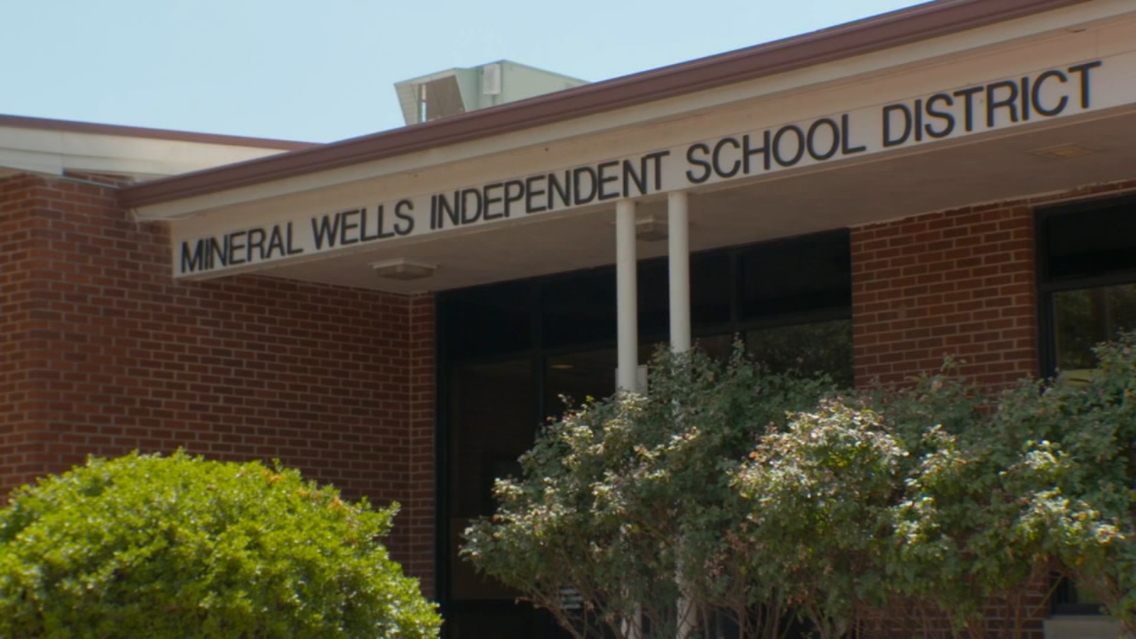  Texas town launches 4-day school week to retain teachers. Here's how people feel about it 